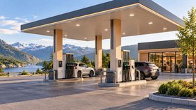 Bensinstasjon og ladestasjon – Petrol and charging station